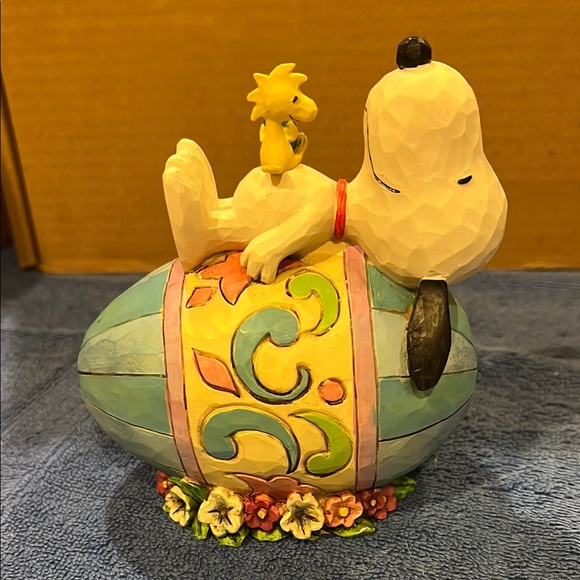 Jim Shore Snoopy and Woodstock on Decorative Egg Figurine - Picture 5 of 9